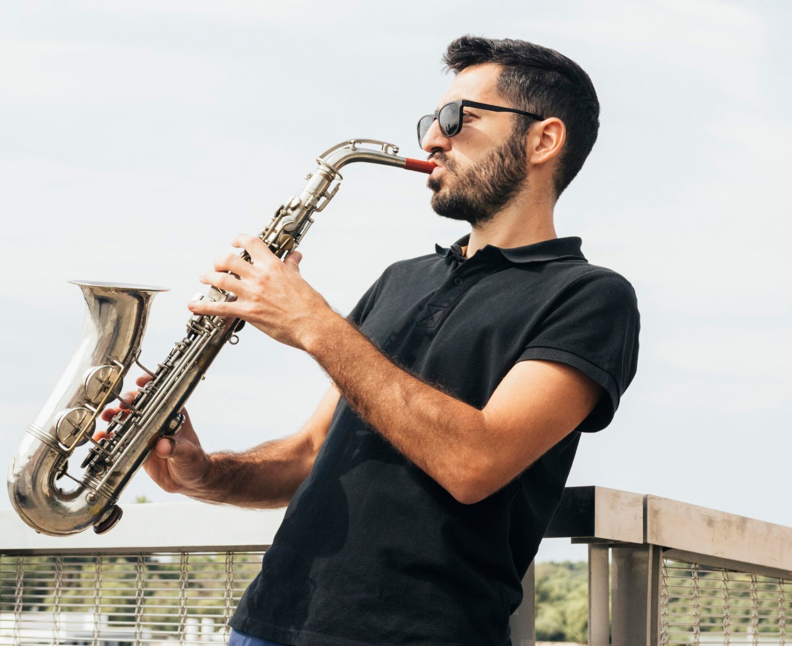 Saxofonistas y ambientación hotelera: música en vivo que transforma la experiencia del huésped