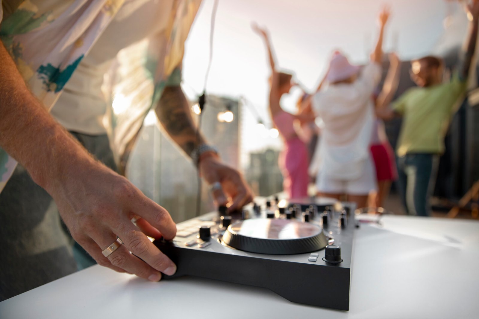DJs especializados en hoteles: la clave para una experiencia musical moderna y memorable